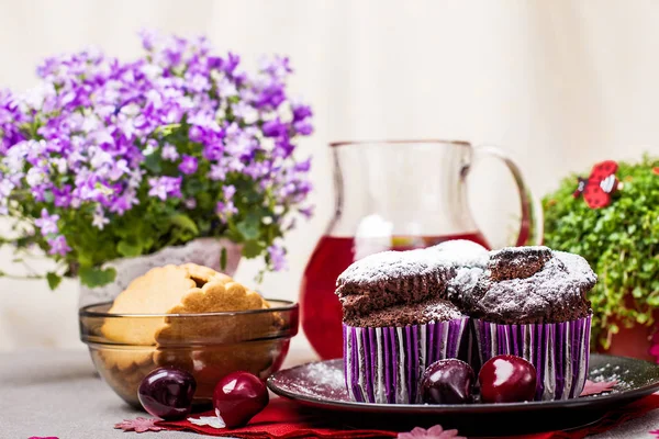 Magdalenas de chocolate y limonada — Foto de Stock