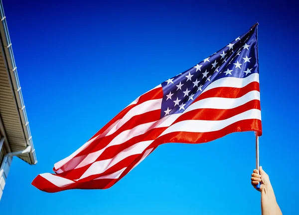 Bandera americana en la mano — Foto de Stock