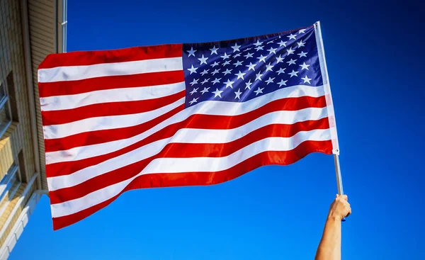 Bandera americana en la mano — Foto de Stock