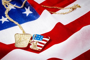 Amerikan bayrağı üzerinde Özgürlük heykeli ile kolye
