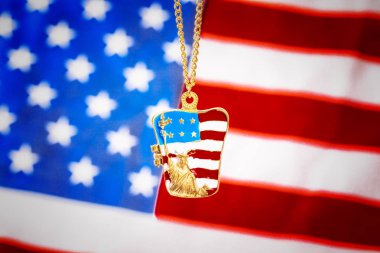 Amerikan bayrağı üzerinde Özgürlük heykeli ile kolye