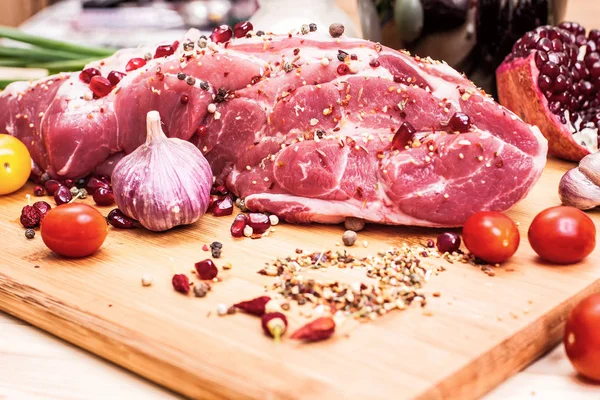 Rått kött på en skärbräda med kryddor. — Stockfoto