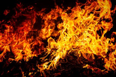 alevler siyah arkaplanda