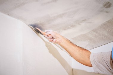 duvar sıvama araçları ile işçi