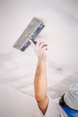 duvar sıvama araçları ile işçi