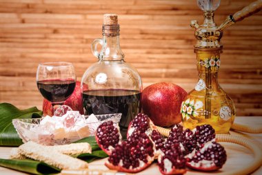 Nargile, granat, tatlılar ve şarap ile natürmort