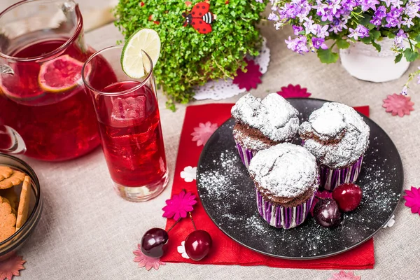 Magdalenas de chocolate y limonada — Foto de Stock