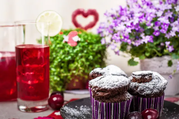 Muffins de chocolate e limonada — Fotografia de Stock