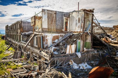 Eski ve terk edilmiş tamamen yıkık ev
