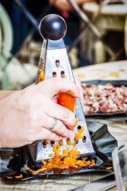 geleneksel Rus salatası ringa kürk altında hazırlanıyor