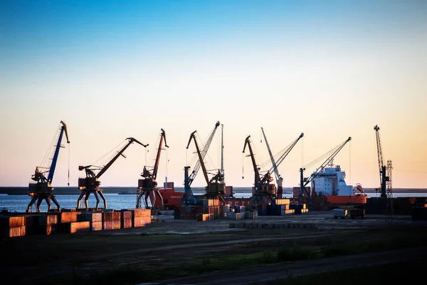 Grúas portuarias antiguas al atardecer — Foto de Stock