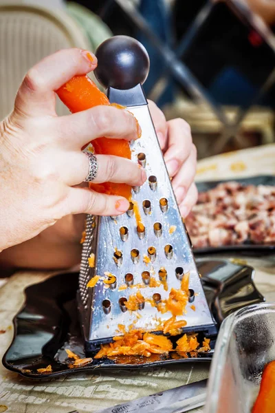 geleneksel Rus salatası ringa kürk altında hazırlanıyor