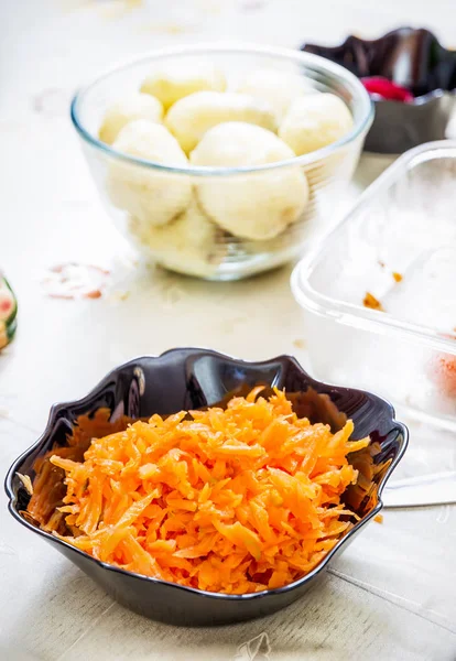 Voorbereiding van de Russische traditionele salade haring onder bontjas — Stockfoto