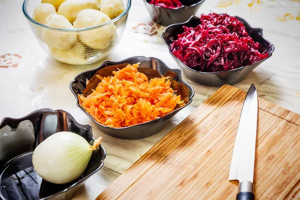 Preparación de la ensalada tradicional rusa arenque bajo abrigo de piel —  Fotos de Stock