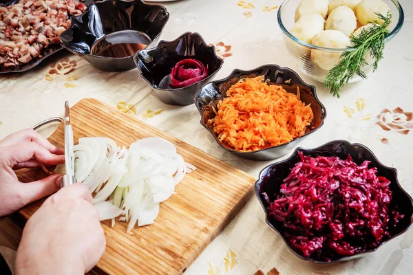 Geleneksel Rus salatası ringa kürk altında hazırlanıyor — Stok fotoğraf