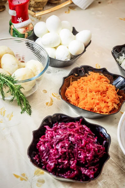 Приготовление русской традиционной сельди для салата под шубой — стоковое фото