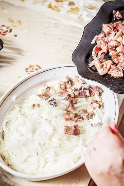 Förbereda ryska traditionella sallad sill i päls — Stockfoto