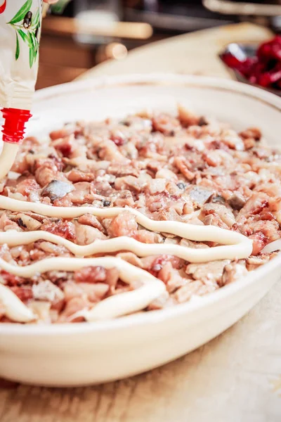 Voorbereiding van de Russische traditionele salade haring onder bontjas — Stockfoto