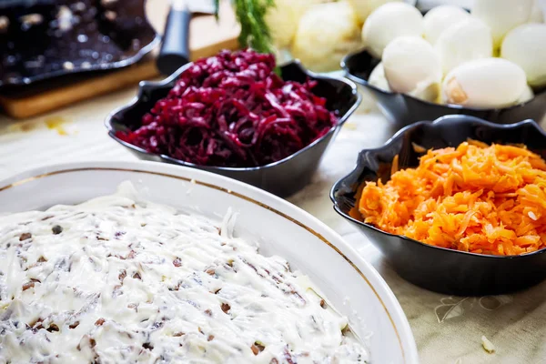 Voorbereiding van de Russische traditionele salade haring onder bontjas — Stockfoto