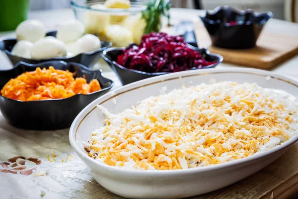 Voorbereiding van de Russische traditionele salade haring onder bontjas — Stockfoto