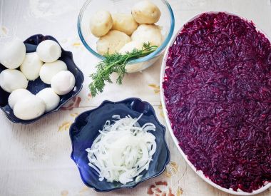 geleneksel Rus salatası ringa kürk altında hazırlanıyor