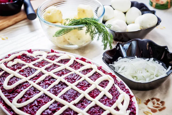Preparación de la ensalada tradicional rusa arenque bajo abrigo de piel — Foto de Stock