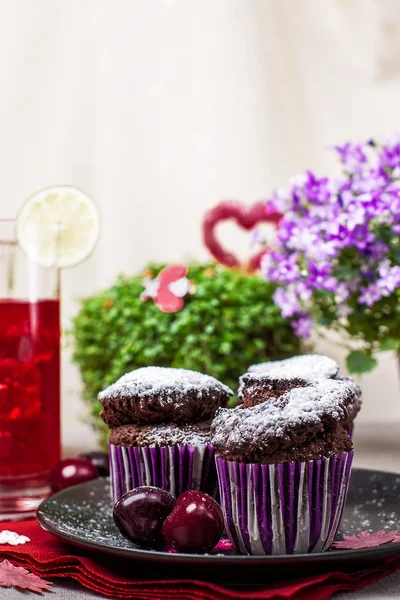 Schokoladenmuffins und Limonade — Stockfoto