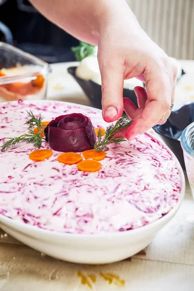 Готуємо російський традиційний салат оселедець під шубою — стокове фото