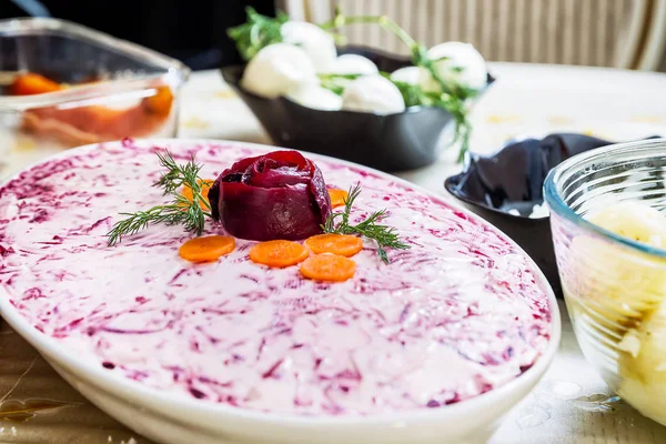 Preparing russian traditional salad herring under fur coat — Stock Photo, Image