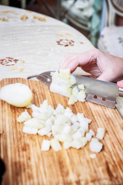 Kadının el ile kaynar patates kesme bıçağı
