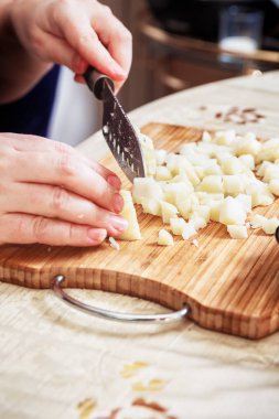 Kadının el ile kaynar patates kesme bıçağı