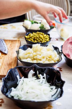 Rus salatası hazırlanması için malzemeler