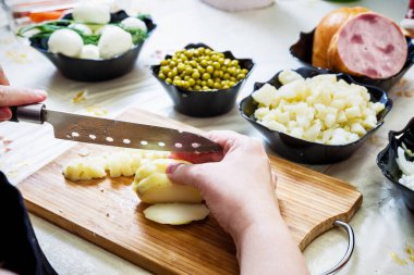 Rus salatası Olivier hazırlanıyor