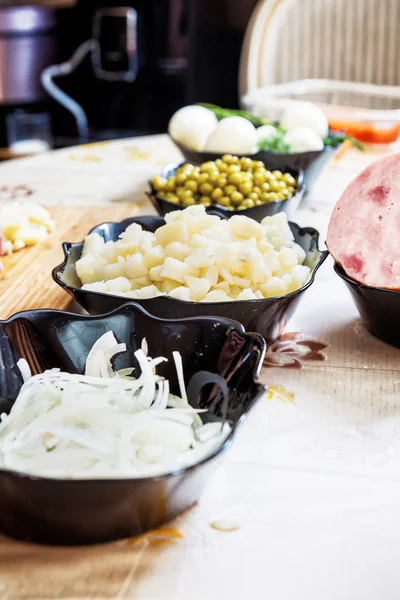 Ingredienser för att förbereda rysk sallad — Stockfoto