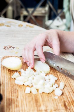 Kadının el ile kaynar patates kesme bıçağı