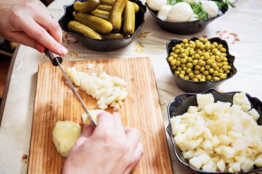 Rus salatası Olivier hazırlanıyor