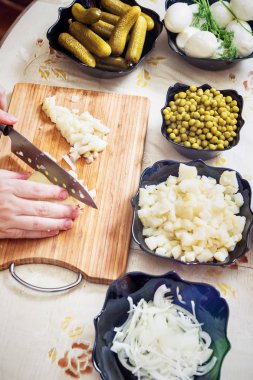 Rus salatası Olivier hazırlanıyor