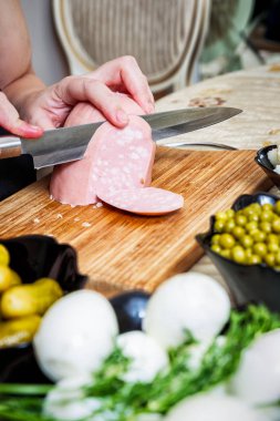 Rus salatası Olivier hazırlanıyor