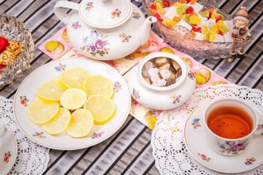 Porselen fincan çay limon ve tatlılar