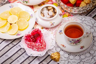 Porselen fincan çay limon ve tatlılar