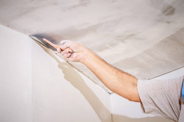 duvar sıvama araçları ile işçi