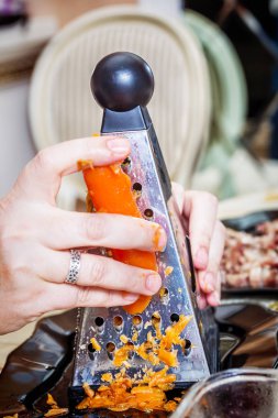 geleneksel Rus salatası ringa kürk altında hazırlanıyor