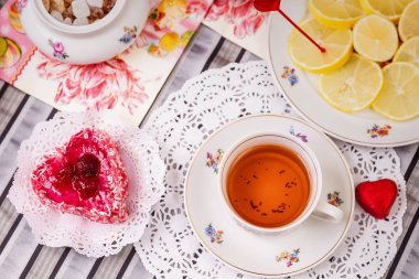 Porselen fincan çay limon ve tatlılar
