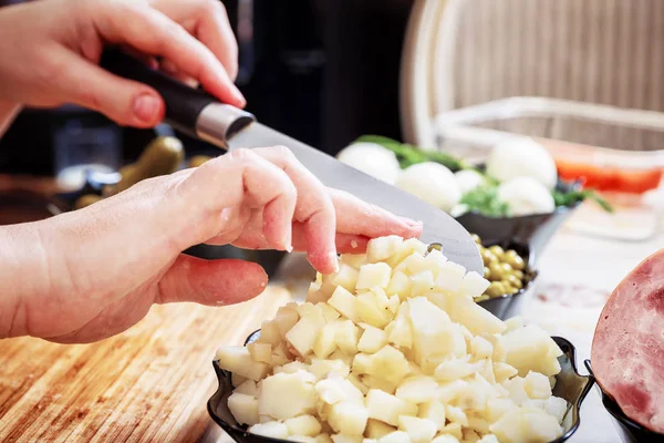 Vorbereitung russischer Salatolivier — Stockfoto