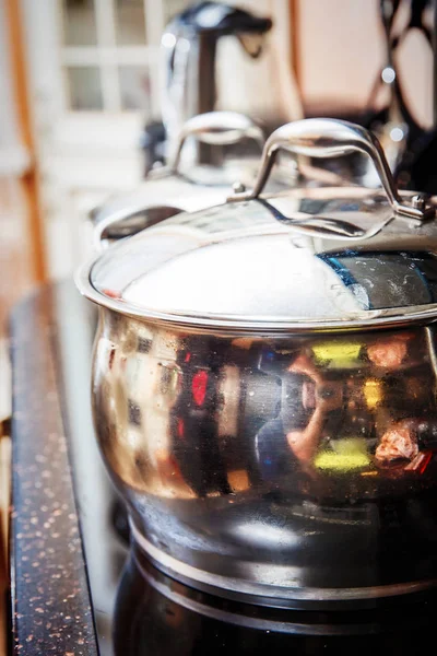 Glanzende pannen op het fornuis in de keuken — Stockfoto