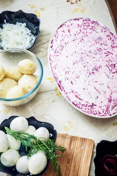 Готуємо російський традиційний салат оселедець під шубою — стокове фото