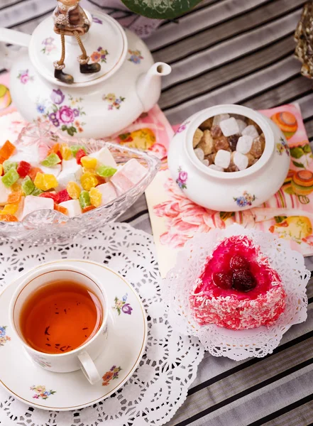 Porcelanowa filiżanka herbaty z cytryną i słodycze — Zdjęcie stockowe