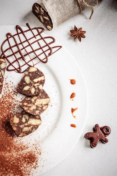 Salsiccia di cioccolato dolce fatta in casa tagliata a pezzi — Foto Stock