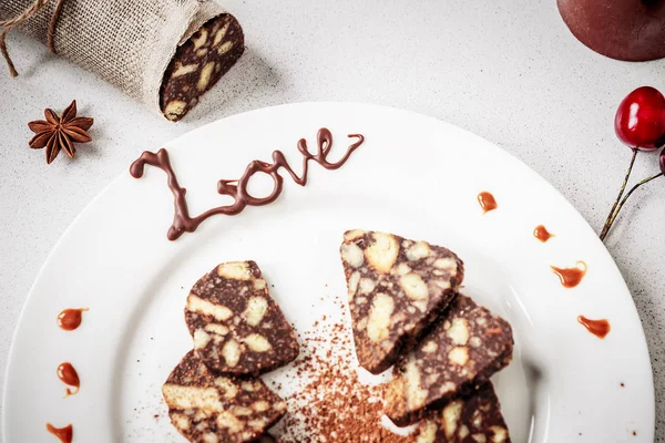 Ev yapımı tatlı çikolata sosis parçalar halinde kesilmiş — Stok fotoğraf
