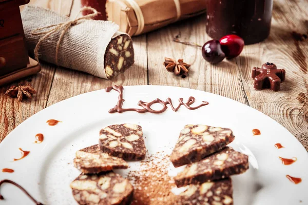 Salchicha de chocolate en una mesa de madera —  Fotos de Stock